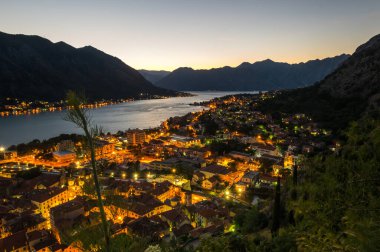 Kotor Körfezi 'nin Panorama' sı ve Karadağ 'ın batımında kent