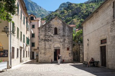 KOTOR, MONTENEGRO - 30 Haziran 2019: Karadağ 'ın Eski Kotor kentindeki cadde manzarası