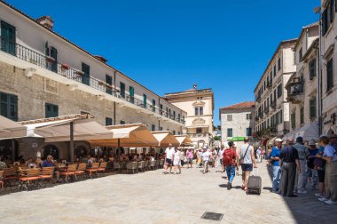 KOTOR, MONTENEGRO - 30 Haziran 2019: Karadağ 'ın Eski Kotor kentindeki cadde manzarası