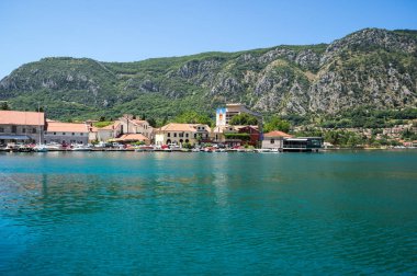 KOTOR, MONTENEGRO - 30 Haziran 2019: Kotor Körfezi Panoraması ve Karadağ