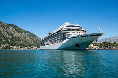 KOTOR, MONTENEGRO - 30 Haziran 2019: Karadağ 'ın Kotor kentindeki büyük yolcu gemisinin görüntüsü