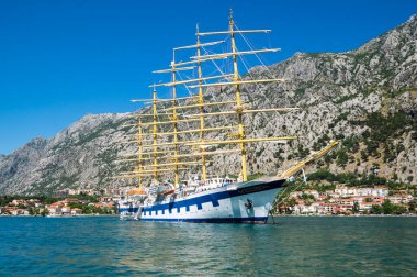 KOTOR, MONTENEGRO - 30 Haziran 2019: Karadağ 'ın Kotor körfezindeki geminin görüntüsü