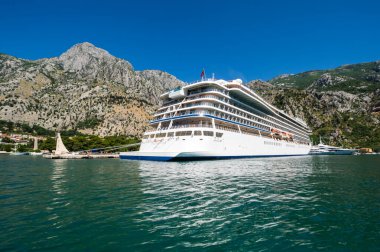 KOTOR, MONTENEGRO - 30 Haziran 2019: Karadağ 'ın Kotor kentindeki büyük yolcu gemisinin görüntüsü