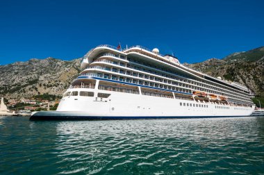 Karadağ 'ın Kotor körfezindeki büyük yolcu gemisinin görüntüsü