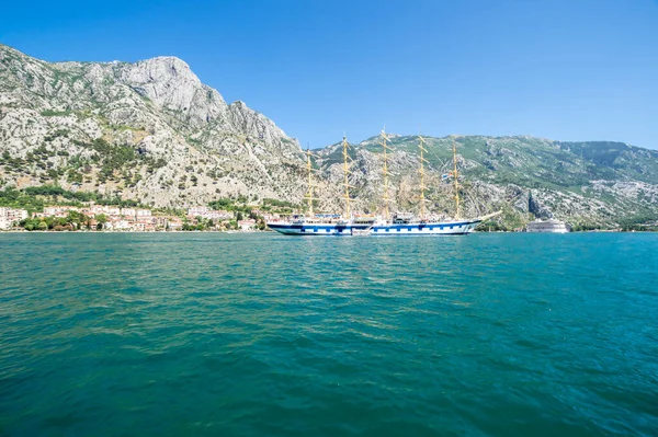 Kotor Montenegro Juni 2019 Blick Auf Das Schiff Der Bucht — Stockfoto