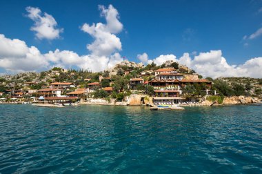 ANTALYA, TURKEY - 23 Ekim 2017: Türkiye 'nin Antalya ilindeki Türk Rivierası' nda Akdeniz kıyısındaki Simena köyünün manzarası
