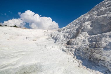 Türkiye 'nin güneybatısındaki Denizli' de teraslı ve doğal havuzlu Pamukkale 'nin kaplıcaları