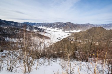 Vadinin panoramik manzarası ve Chike Taman Geçidi 'nden dağlar, Altay, Rusya