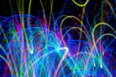 Şehir ışıklarının arabalardan, pencerelerden, sokak lambalarından ve parmaklıklardan soyut desenleri