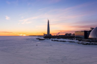 Lakhta Merkezi ve Finlandiya Körfezi 'nin panoramik manzarası, Saint-Petersburg, Rusya