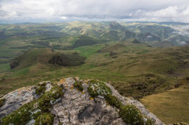 Rusya 'nın Karachay-Çerkesya Cumhuriyeti' ndeki Bermamyt Platosu 'nun panoramik manzarası