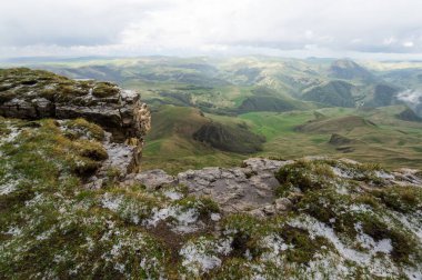 Rusya 'nın Karachay-Çerkesya Cumhuriyeti' ndeki Bermamyt Platosu 'nun panoramik manzarası
