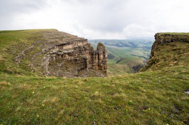 Rusya 'nın Karachay-Çerkesya Cumhuriyeti' ndeki Bermamyt Platosu 'nun panoramik manzarası