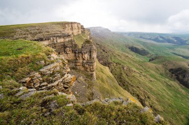 Rusya 'nın Karachay-Çerkesya Cumhuriyeti' ndeki Bermamyt Platosu 'nun panoramik manzarası