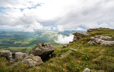 Rusya 'nın Karachay-Çerkesya Cumhuriyeti' ndeki Bermamyt Platosu 'nun panoramik manzarası