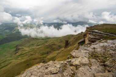 Rusya 'nın Karachay-Çerkesya Cumhuriyeti' ndeki Bermamyt Platosu 'nun panoramik manzarası