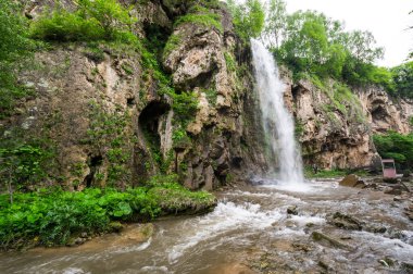 Rusya 'nın Karachay-Çerkesya Cumhuriyeti' ndeki Kafkasya dağlarında bal şelaleleri