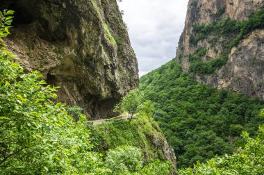 Kabardino-Balkaria, Rusya 'daki Kafkasya dağlarındaki Cherek Geçidi manzarası