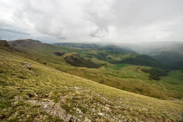 Rusya 'nın Karachay-Çerkesya Cumhuriyeti' ndeki Bermamyt Platosu 'nun panoramik manzarası