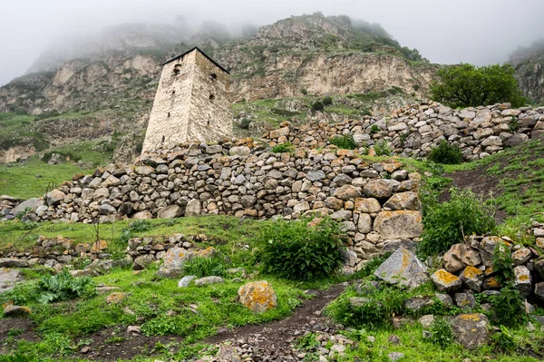 ロシアのカバーディーノ バルカリアのコーカサス山脈の上バルカリア村 — ストック写真