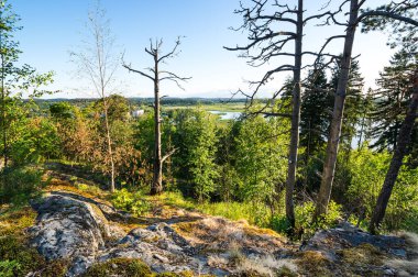 Finlandiya sınırına yakın Ladoga Gölü 'nün kuzey ucunda yer alan Rusya' nın Karelia Cumhuriyeti 'nin Sortavala kentindeki Kuhavuori Dağı.