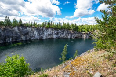 Ruskeala, Karelia, Rusya 'daki dağ parkındaki mermer kanyon.
