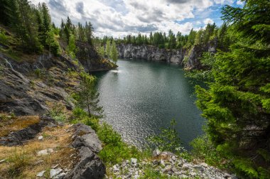Ruskeala, Karelia, Rusya 'daki dağ parkındaki mermer kanyon.