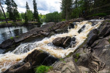 Rusya 'nın Karelia Cumhuriyeti' ndeki Ahvenkoski şelalesinin manzarası