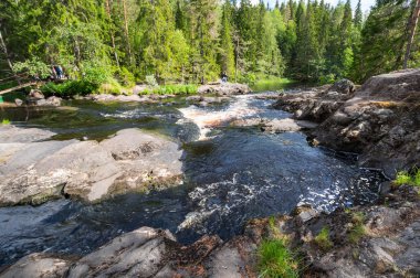 Rusya 'nın Karelia Cumhuriyeti' ndeki Ahvenkoski şelalesinin manzarası