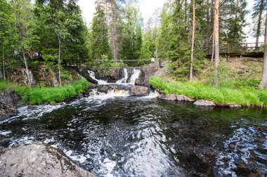 Rusya 'nın Karelia Cumhuriyeti' ndeki Ahvenkoski şelalesinin manzarası