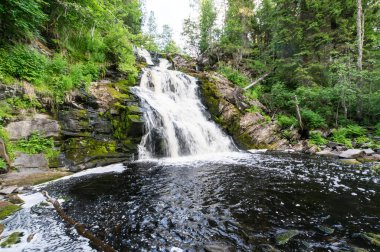 Yukankoski şelalesi (Beyaz Köprüler olarak da bilinir) Kulismayoki nehrinde, Rusya, Karelia