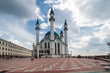 KAZAN, RUSSIA - 15 Temmuz 2018: Rusya 'nın en büyük camilerinden biri olan Kul Şerif Camii, Kazan, Tataristan Cumhuriyeti