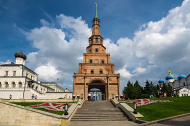KAZAN, RUSSIA - 15 Temmuz 2018: Eğik Kule Syuyumbike, Han Camii olarak da bilinir, muhtemelen Rusya 'nın Kazan kentinin en bilinen mimari simgesidir.