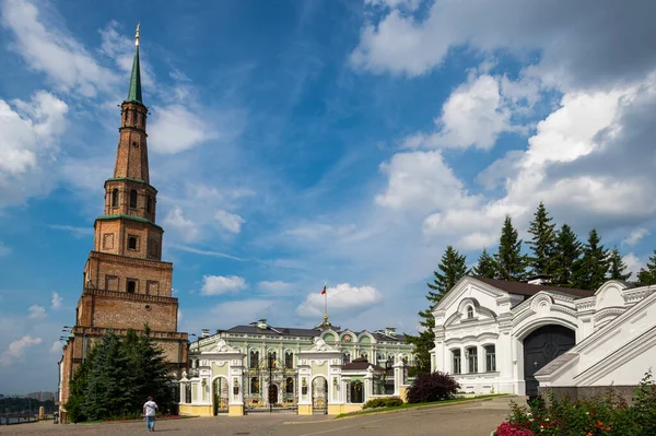 Κεκλιμένος Πύργος Syuyumbike Και Κυβερνητικό Προεδρικό Παλάτι Στο Κρεμλίνο Του — Φωτογραφία Αρχείου