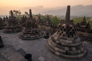 Borobudur, Endonezya 'nın başkenti Cava' da 9. yüzyıl Mahayana Budist tapınağıdır. Burası dünyanın en büyük Budist tapınağı..
