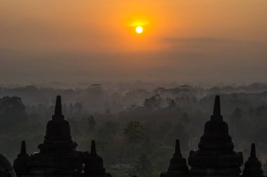 Borobudur, Endonezya 'nın başkenti Cava' da 9. yüzyıl Mahayana Budist tapınağıdır. Burası dünyanın en büyük Budist tapınağı..