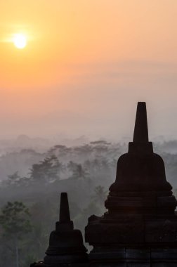 Borobudur, Endonezya 'nın başkenti Cava' da 9. yüzyıl Mahayana Budist tapınağıdır. Burası dünyanın en büyük Budist tapınağı..