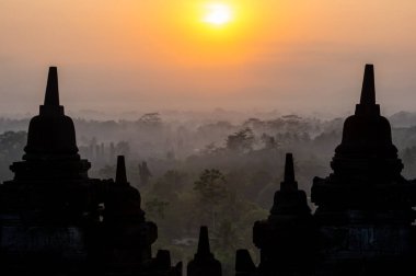 Borobudur, Endonezya 'nın başkenti Cava' da 9. yüzyıl Mahayana Budist tapınağıdır. Burası dünyanın en büyük Budist tapınağı..