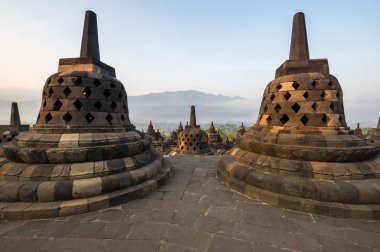 Borobudur, Endonezya 'nın başkenti Cava' da 9. yüzyıl Mahayana Budist tapınağıdır. Burası dünyanın en büyük Budist tapınağı..
