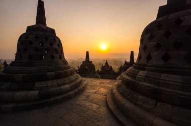 Borobudur, Endonezya 'nın başkenti Cava' da 9. yüzyıl Mahayana Budist tapınağıdır. Burası dünyanın en büyük Budist tapınağı..