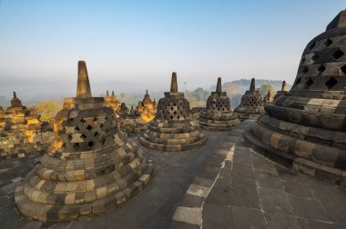 Borobudur, Endonezya 'nın başkenti Cava' da 9. yüzyıl Mahayana Budist tapınağıdır. Burası dünyanın en büyük Budist tapınağı..
