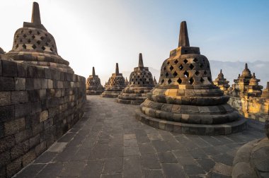 Borobudur, Endonezya 'nın başkenti Cava' da 9. yüzyıl Mahayana Budist tapınağıdır. Burası dünyanın en büyük Budist tapınağı..