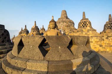 JAVA, INDONEZYA - 09 Eylül 2018: Borobudur, Endonezya 'nın orta kesimindeki Mahayana Budist tapınağıdır. Anıt, Endonezya 'nın en çok ziyaret edilen turizm merkezi.