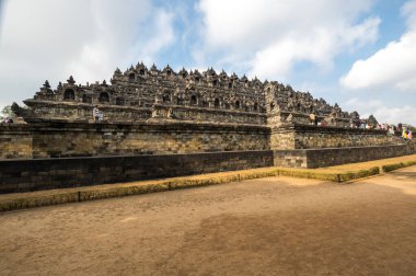 JAVA, INDONEZYA - 09 Eylül 2018: Borobudur, Endonezya 'nın orta kesimindeki Mahayana Budist tapınağıdır. Anıt, Endonezya 'nın en çok ziyaret edilen turizm merkezi.