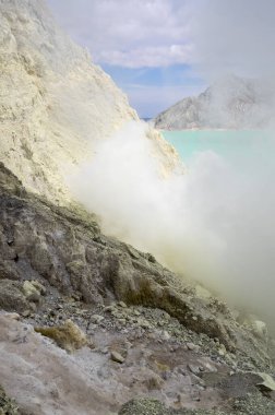 Doğu Java, Endonezya 'da turkuaz renkli asidik krater gölü olan Ijen volkanı.