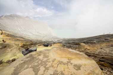Doğu Java, Endonezya 'da turkuaz renkli asidik krater gölü olan Ijen volkanı.