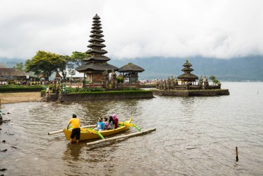 BALI, INDONESIA - 16 SEPTEMBER 2018: Tapınak kompleksi Pura Ulun Danu Beratan, ya da Pura Bratan, Endonezya 'nın Bali kentindeki Hindu Şii Şiva tapınağı