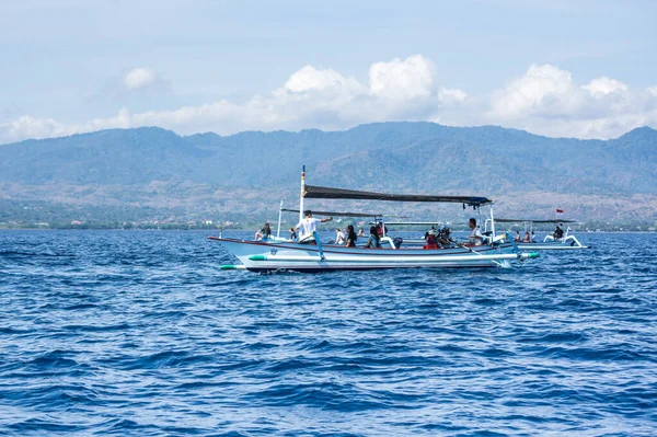 Bali Indonesia Settembre 2018 Turisti Cerca Delfini Dalle Barche Sulla — Foto Stock