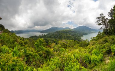 Endonezya Bali 'deki Tamblingan ve Danau Buyan dağlarının manzarası