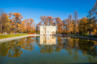 Rusya, Saint Petersburg yakınlarındaki Tsarskoe Selo 'daki Catherine parkındaki Bathhouse pavyonu.